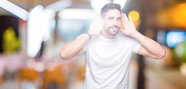 Hombre Guapo Vistiendo Camiseta Blanca Sobre Fondo Noche Aire Libre —  Fotos de Stock