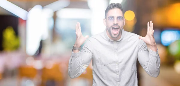 Joven Hombre Guapo Con Gafas Sol Sobre Fondo Aislado Celebrando — Foto de Stock