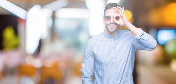 Jonge Knappe Man Dragen Van Een Zonnebril Geïsoleerde Achtergrond Doen — Stockfoto