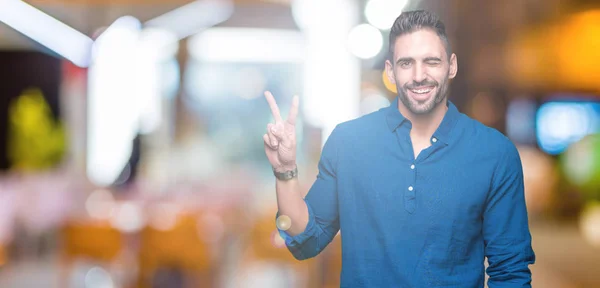 Joven Hombre Guapo Sobre Fondo Aislado Sonriendo Con Cara Feliz —  Fotos de Stock