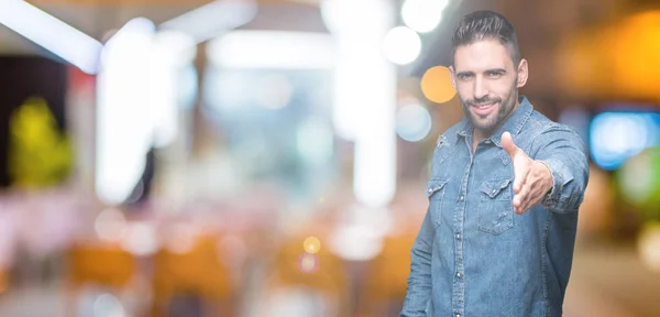 Joven Hombre Guapo Sobre Fondo Aislado Sonriendo Amistoso Ofreciendo Apretón — Foto de Stock