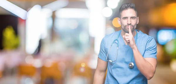 Guapo Joven Médico Cirujano Hombre Sobre Fondo Aislado Pidiendo Estar —  Fotos de Stock