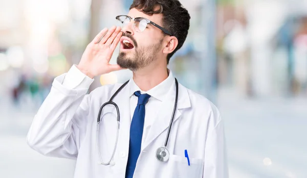 Joven Médico Con Abrigo Hospital Sobre Fondo Aislado Gritando Gritando —  Fotos de Stock