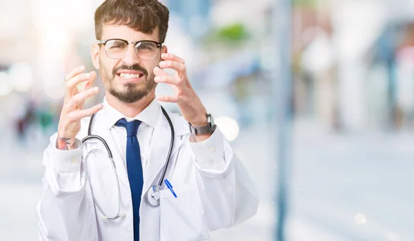 Jovem Médico Homem Vestindo Casaco Hospital Sobre Fundo Isolado Grito — Fotografia de Stock