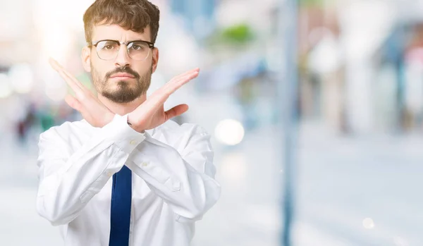 Junger Gutaussehender Geschäftsmann Mit Brille Über Isoliertem Hintergrund Ablehnungsausdruck Arme — Stockfoto