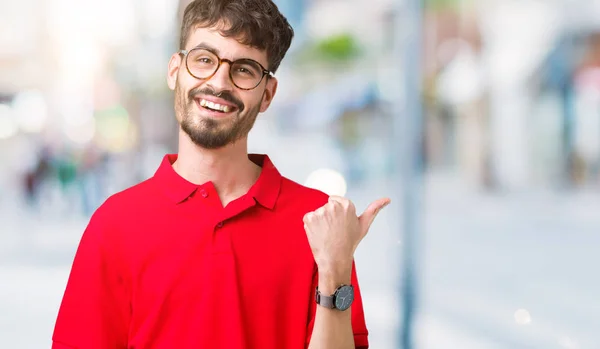 Joven Hombre Guapo Con Gafas Sobre Fondo Aislado Sonriendo Con — Foto de Stock