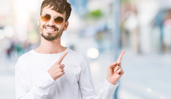 Junger Schöner Mann Mit Sonnenbrille Über Isoliertem Hintergrund Lächelnd Und — Stockfoto