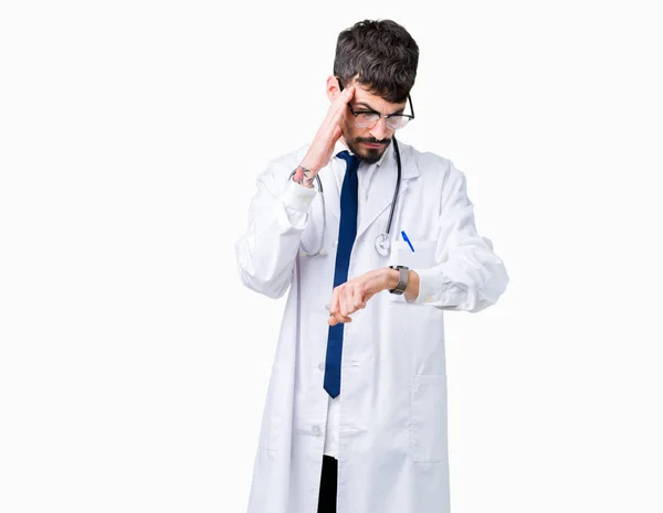 Joven Doctor Vistiendo Abrigo Hospital Sobre Fondo Aislado Mirando Tiempo — Foto de Stock