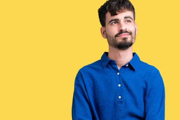 Jovem Homem Bonito Sobre Fundo Isolado Sorrindo Olhando Lado Olhando — Fotografia de Stock