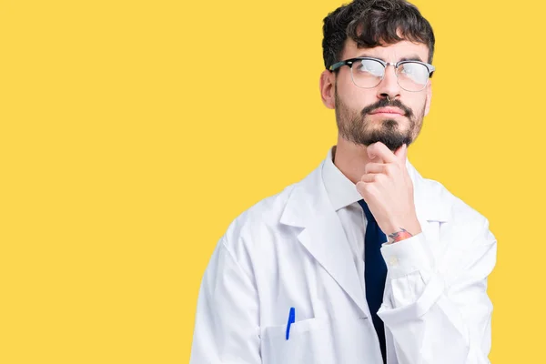 Jeune Scientifique Professionnel Homme Portant Manteau Blanc Sur Fond Isolé — Photo