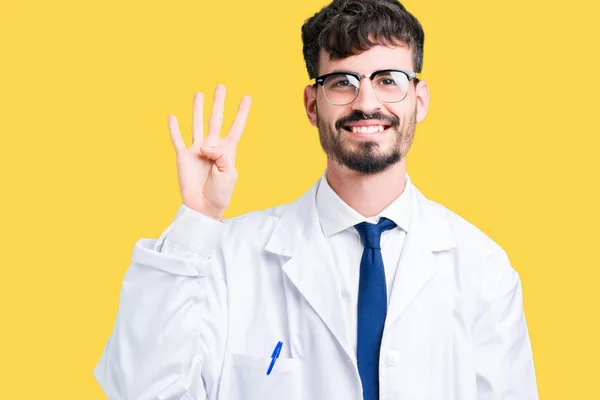 Jeune Scientifique Professionnel Homme Portant Manteau Blanc Sur Fond Isolé — Photo