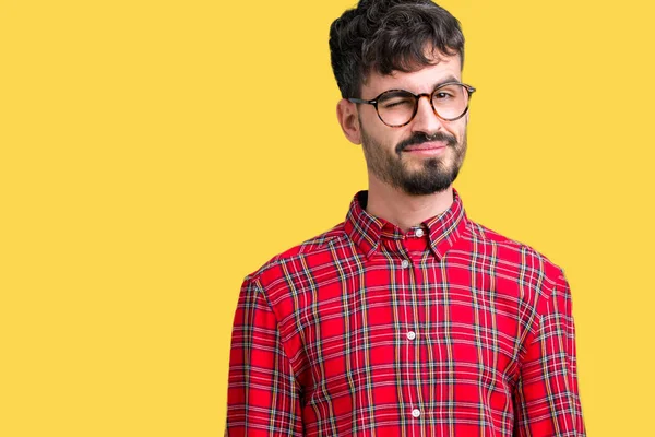 Ung Vacker Man Glasögon Över Isolerade Bakgrund Winking Tittar Kameran — Stockfoto