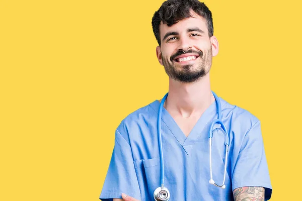 年轻英俊的护士男子穿着外科医生制服在孤立的背景快乐的脸微笑着交叉双臂看着镜头 积极的人 — 图库照片