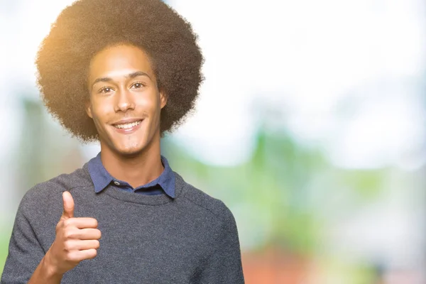 Joven Hombre Negocios Afroamericano Con Cabello Afro Haciendo Gesto Feliz —  Fotos de Stock