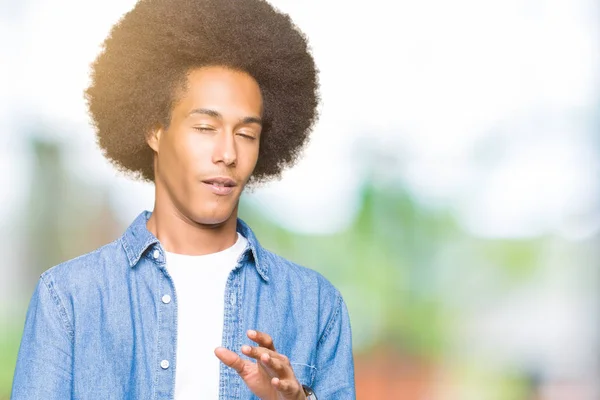 Junger Afrikanisch Amerikanischer Mann Mit Afro Haaren Angeekelten Gesichtsausdruck Ungehalten — Stockfoto