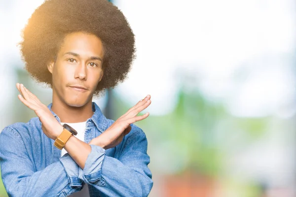 Jeune Homme Afro Américain Aux Cheveux Afro Expression Rejet Croisant — Photo