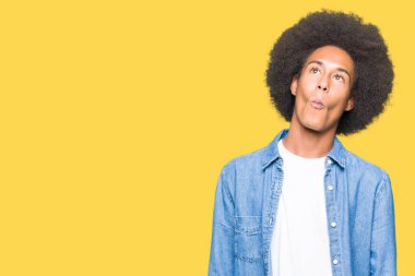 Afrikalı-Amerikalı genç afro saç yapma balık yüz dudaklı, çılgın ve komik bir jest. Komik ifade.