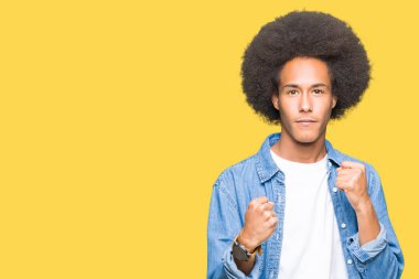 Afro saçlı genç Afro-Amerikan adam yumruk savunma hareketi, kızgın ve üzgün yüz, sorunu korkuyor ile savaşmaya hazır