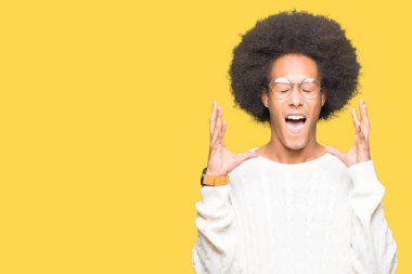 Kızgın ve silah ile başarı için deli kutluyor gözlük takıyorsun afro saçlı genç Afro-Amerikan adamla kaldırdı ve heyecanlı çığlık gözler kapalı. Kazanan kavramı