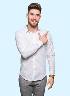 Genç yakışıklı iş adamı neşeli bir gülümseme ile el ve parmak kadar yan yüzünde mutlu ve doğal ifade ile işaret eden yüz