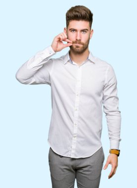 Genç yakışıklı iş adam ağız ve dudaklar parmak ile ZIP olarak kapatın. Gizli ve sessiz, tabu söz