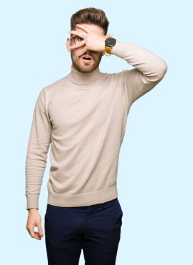 Yüz ve gözler el ile kapsayan şok bakmak gözlük takan genç yakışıklı iş adamı mahcup ifadeyle parmaklarımın arasından arıyorsunuz.