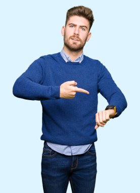 Genç yakışıklı bussines adam acele işaretleme izlemek için zaman, sabırsızlık, üzgün ve kızgın son tarih gecikme için