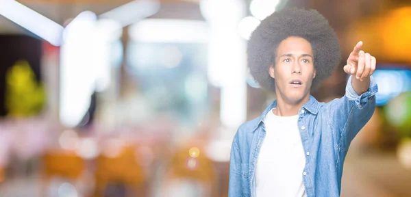 Joven Afroamericano Con Cabello Afro Señalando Con Dedo Sorprendido Delante — Foto de Stock