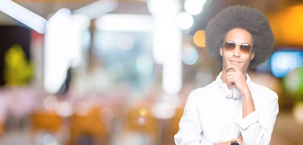 Jonge Afro Amerikaanse Man Met Afro Haar Dragen Zonnebril Hoofdtelefoon — Stockfoto