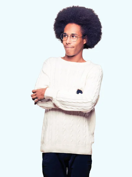 Joven Afroamericano Con Pelo Afro Vistiendo Gafas Sonriente Mirando Lado —  Fotos de Stock