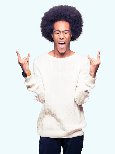 Afro Amerikai Fiatalember Afro Haj Szemüveg Őrült Kifejezés Csinál Rock — Stock Fotó