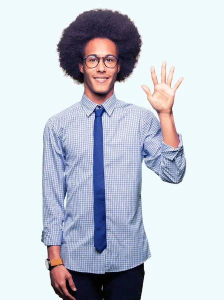 Молодой Африканский Бизнесмен Афроволосами Очках Показывающий Пальцами Номер Пять Улыбаясь — стоковое фото