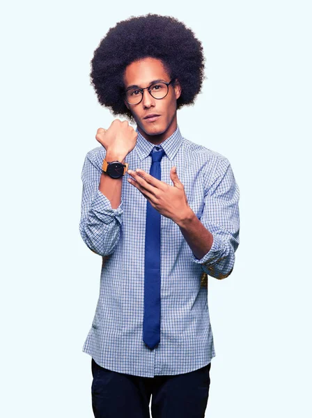 Молодой Африканский Бизнесмен Афроволосами Очках Спешке Указывает Время Нетерпение Расстройство — стоковое фото
