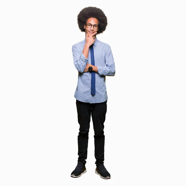 Fiatal Afro Amerikai Üzletember Afro Haj Szemüveg Keresi Benne Kamera — Stock Fotó
