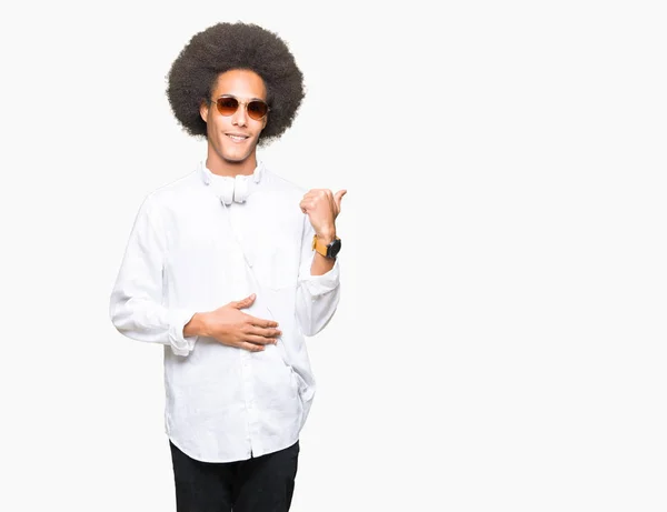 Młody Człowiek African American Afro Włosów Sobie Okulary Słuchawkami Uśmiechnięty — Zdjęcie stockowe