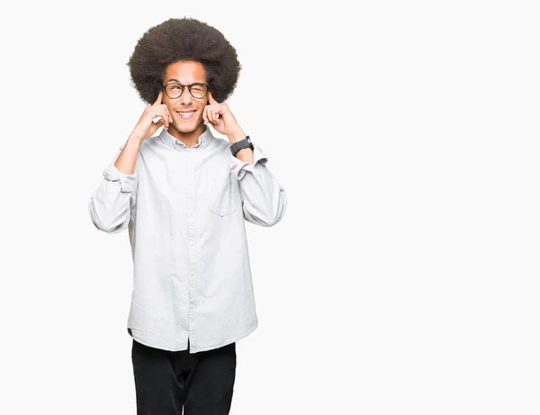 Joven Afroamericano Cabello Afro Con Gafas Que Cubren Las Orejas — Foto de Stock