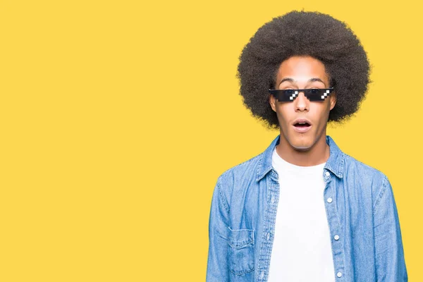 Jovem Americano Africano Com Cabelo Afro Vestindo Óculos Vida Bandido — Fotografia de Stock