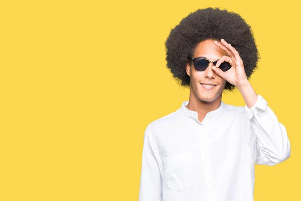 Młody Człowiek African American Afro Włosów Nosi Okulary Robi Gest — Zdjęcie stockowe