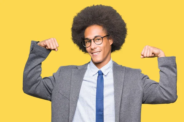 Unga Afroamerikanska Affärsman Med Afro Hår Glasögon Visar Armar Muskler — Stockfoto