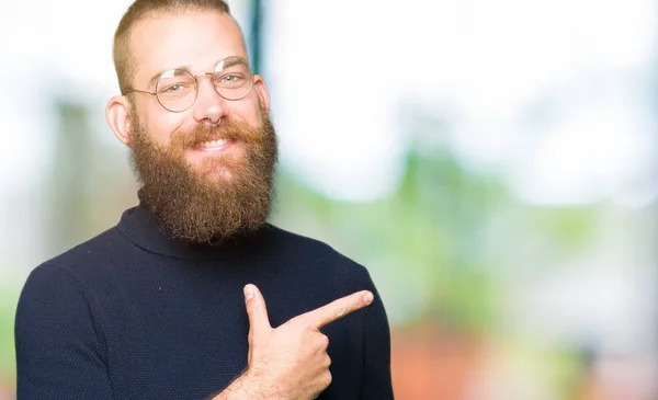 Ung Blond Man Bär Glasögon Och Polokrage Tröja Glada Med — Stockfoto