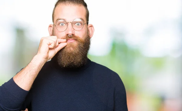 Joven Hombre Rubio Con Gafas Cuello Alto Suéter Boca Labios —  Fotos de Stock