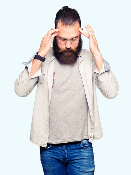 Jeune Homme Blond Portant Des Lunettes Avec Main Sur Tête — Photo