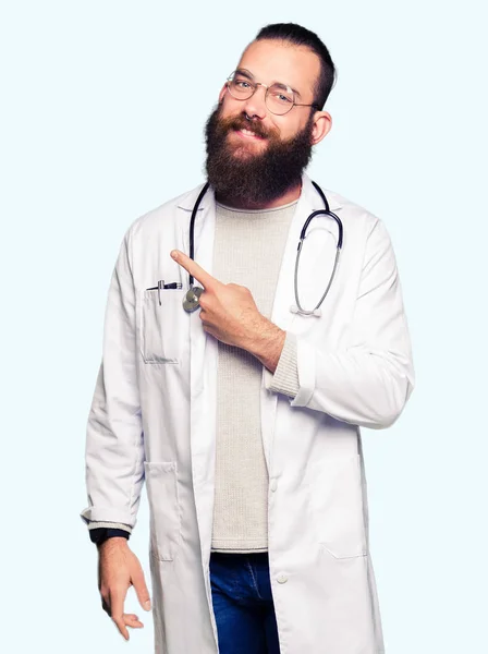 Young Blond Doctor Man Beard Wearing Medical Coat Cheerful Smile — Stock Photo, Image