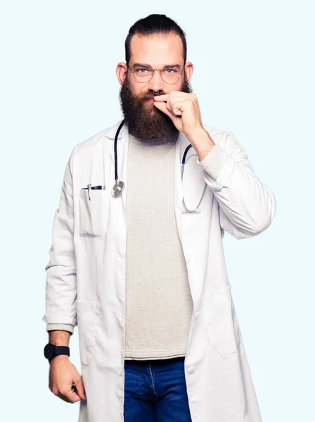 Giovane Medico Biondo Uomo Con Barba Indossa Cappotto Medico Bocca — Foto Stock