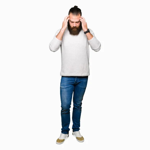 年轻的金发男子穿着休闲毛衣与手在头上的痛苦 因为压力 患有偏头痛 — 图库照片