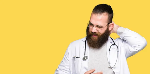 Jeune Homme Blond Médecin Avec Barbe Vêtu Manteau Médical Souffrant — Photo