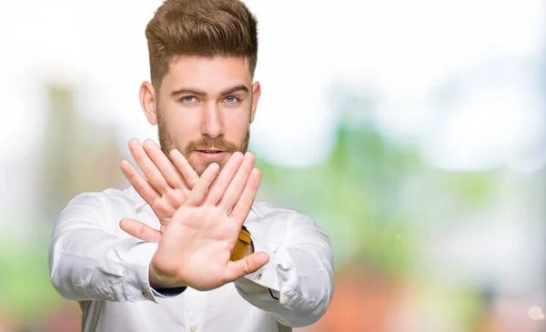 Joven Hombre Negocios Guapo Expresión Rechazo Cruzando Brazos Palmas Haciendo —  Fotos de Stock