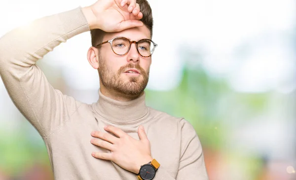 Pemuda Tampan Pria Bisnis Memakai Kacamata Menyentuh Dahi Untuk Penyakit — Stok Foto