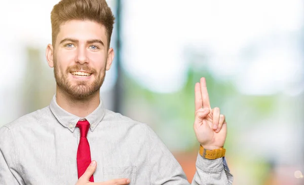 Νέοι Επαγγελματίες Όμορφος Άνθρωπος Swearing Χέρι Στο Στήθος Και Δάχτυλα — Φωτογραφία Αρχείου