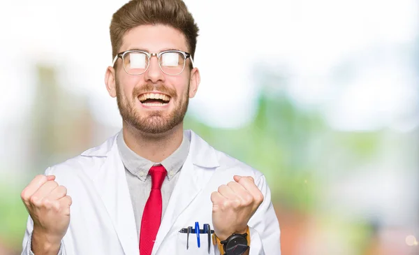 Der Junge Gut Aussehende Wissenschaftler Mit Brille Feiert Überrascht Und — Stockfoto